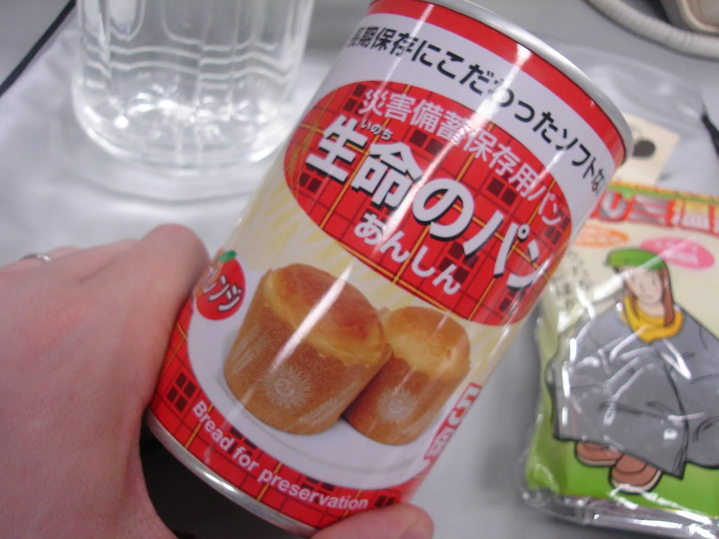 非常用キットに入った缶入りパン