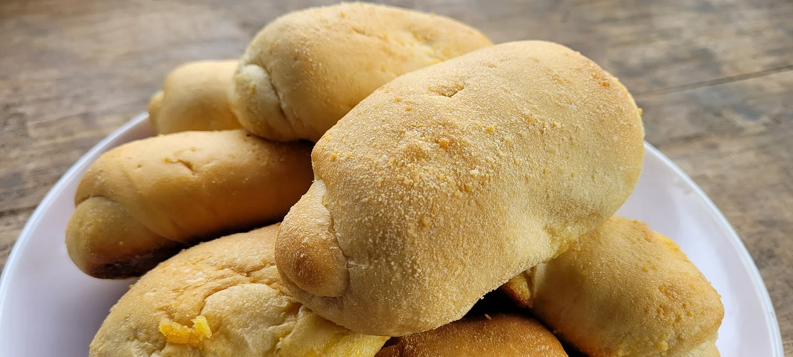皿に盛ったフィリピンの菓子パン（Spanish bread）