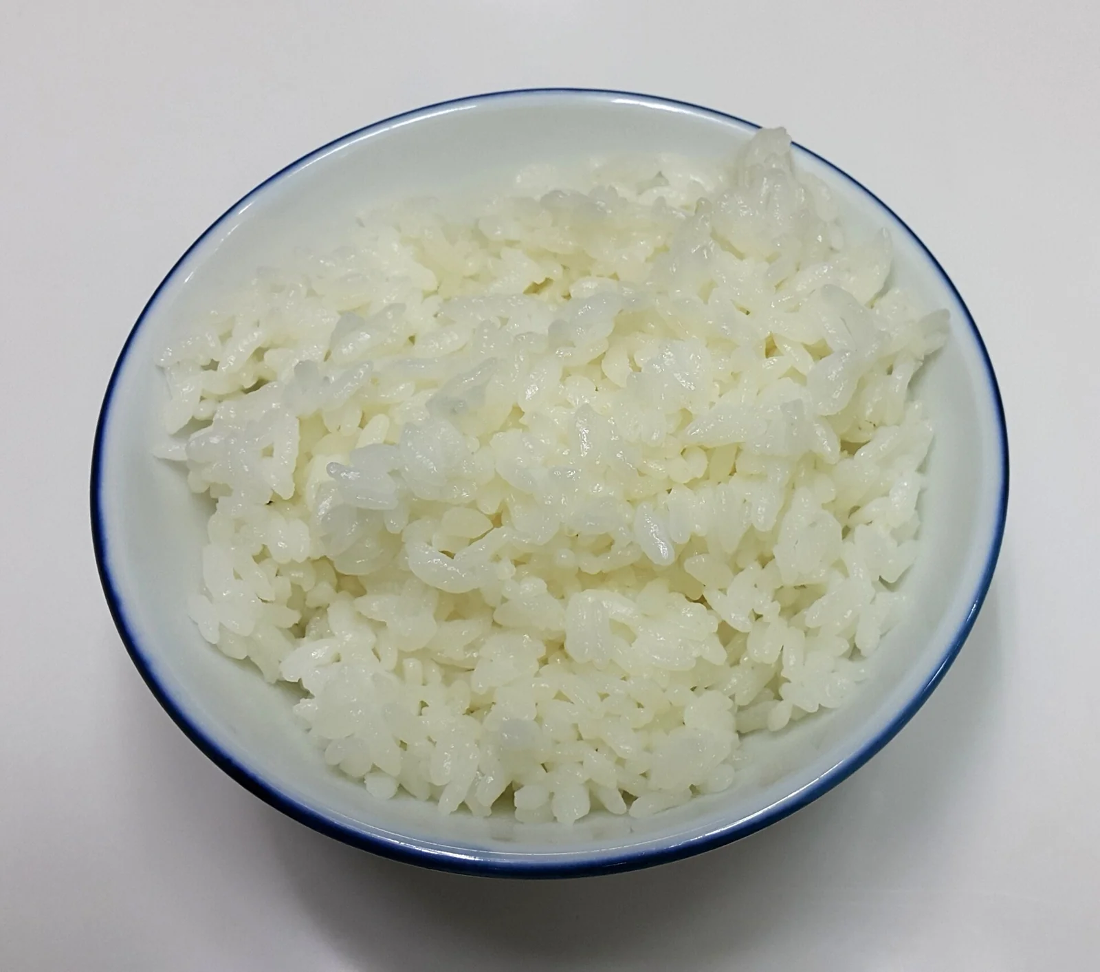 茶碗に盛った炊飯後の白米