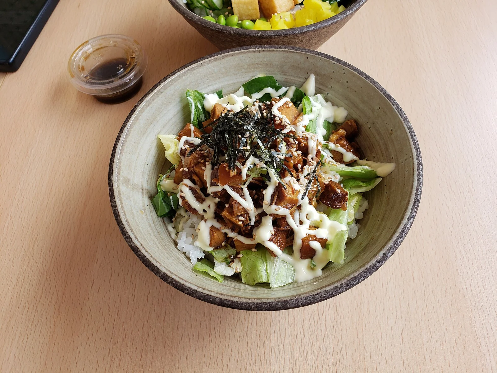 ご飯に肉と野菜を合わせた丼の食事イメージ