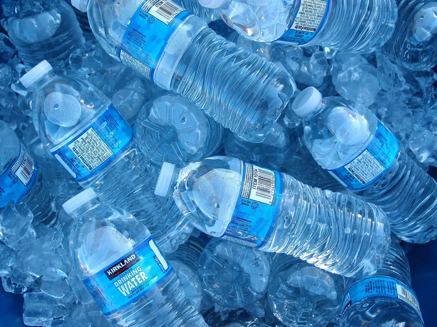 氷の上に並ぶ透明な飲料水のペットボトル